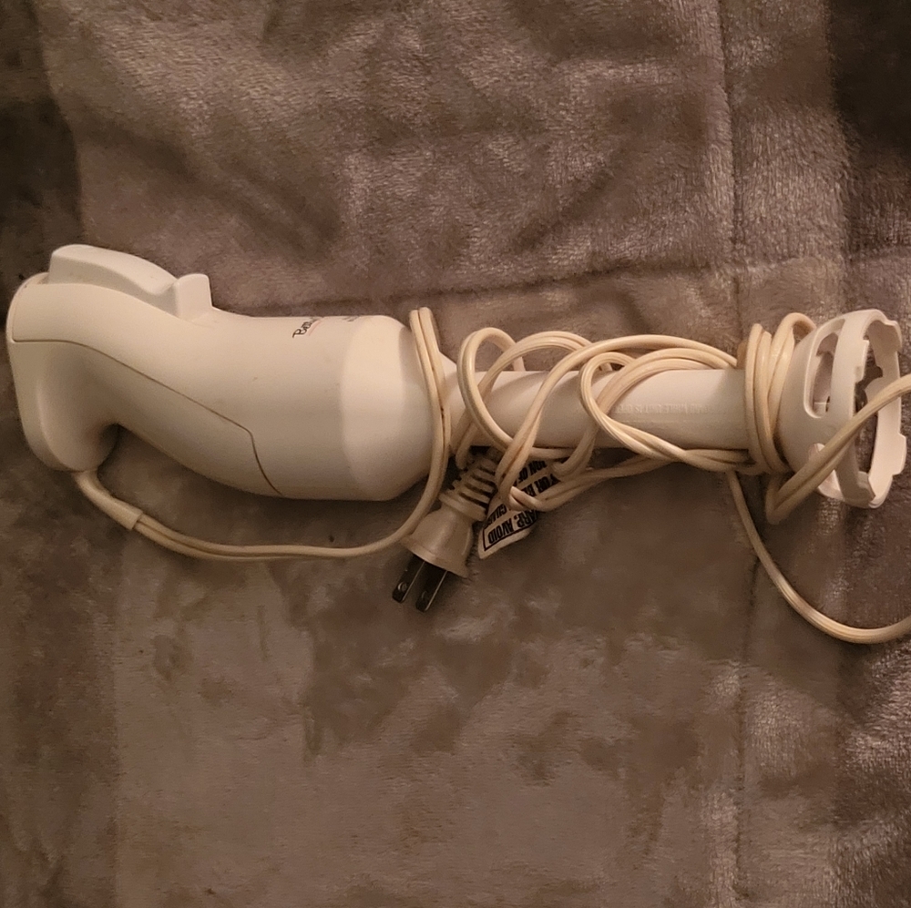VINTAGE, BETTY CROCKER, HAND BLENDER.  REALLY GOOD CONDITION FOR ITS AGE!